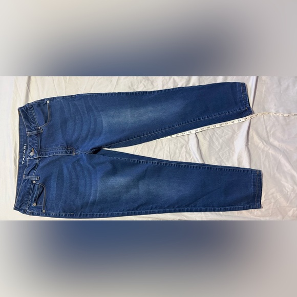 💕TAHARI Stretchy Jeans💕 - Picture 4 of 6